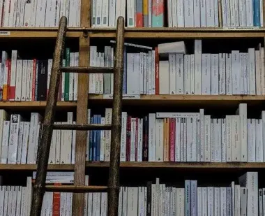 Wakacyjna przerwa w bibliotece. Dzieci i młodzież na chwilę bez swoich półek